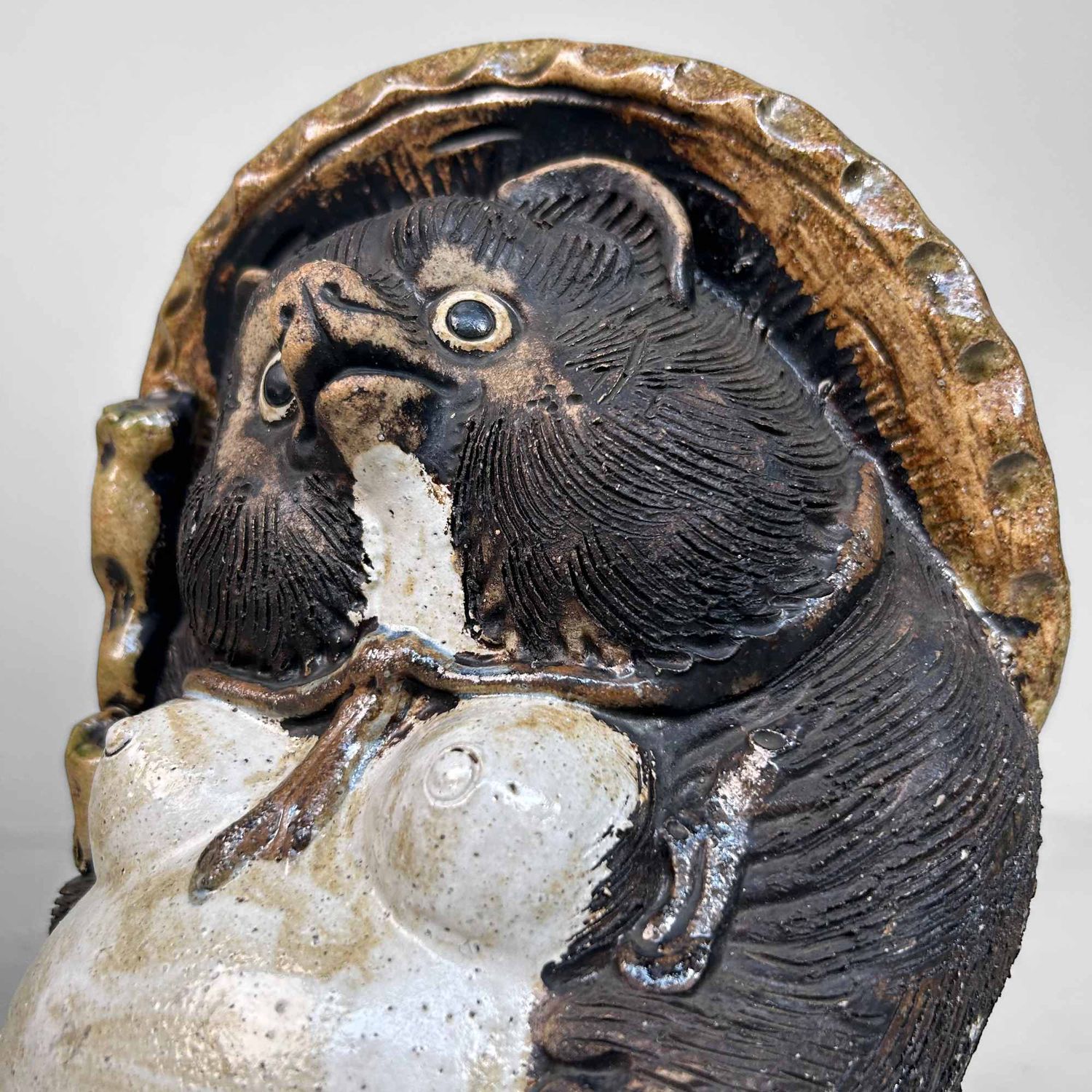 Decoratief Tanuki 狸 Beeld, Shigaraki Aardewerk, Shōwa-periode, Japan.