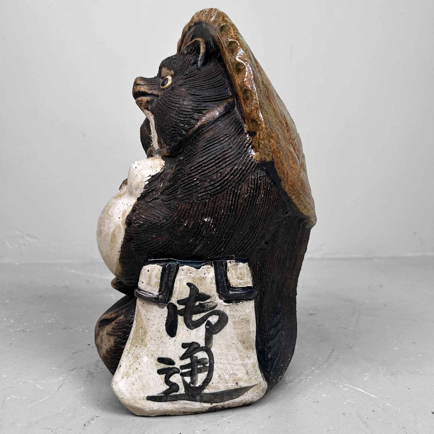 Decoratief Tanuki 狸 Beeld, Shigaraki Aardewerk, Shōwa-periode, Japan.