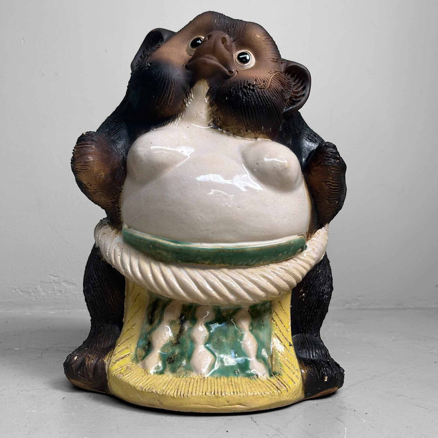 Decoratief Tanuki 狸 Beeld, Shigaraki Aardewerk, Shōwa-periode, Japan.