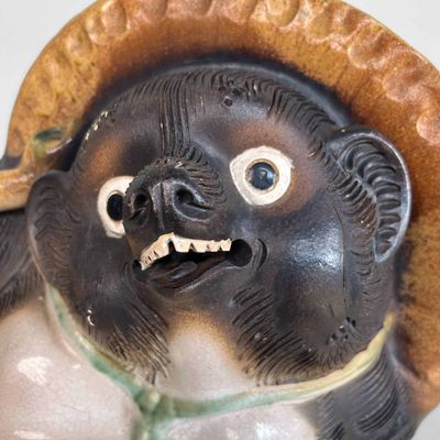 Decoratief Groot Tanuki 狸 Beeld, Shigaraki Aardewerk, Shōwa-periode, Japan.