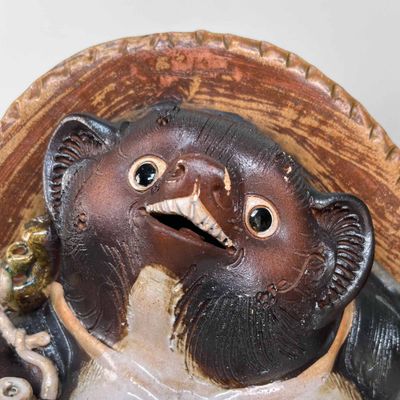 Groot Decoratief Tanuki 狸 Beeld, Shigaraki Aardewerk, Shōwa-periode, Japan.
