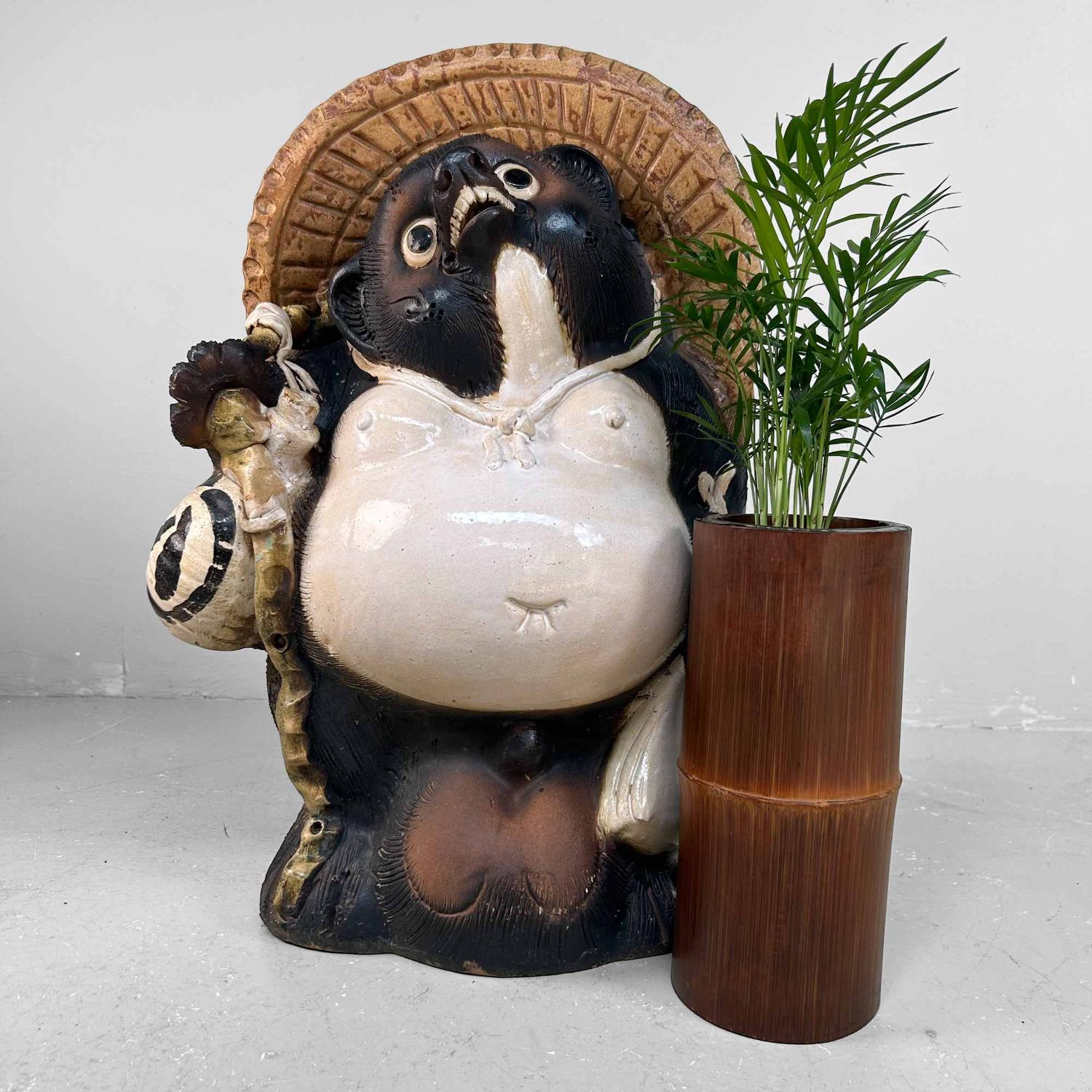 Groot Decoratief Tanuki 狸 Beeld, Shigaraki Aardewerk, Shōwa-periode, Japan.