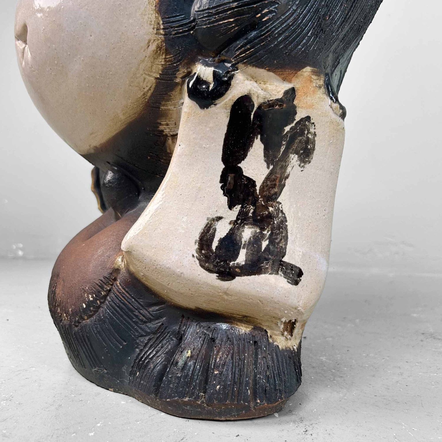 Groot Decoratief Tanuki 狸 Beeld, Shigaraki Aardewerk, Shōwa-periode, Japan.