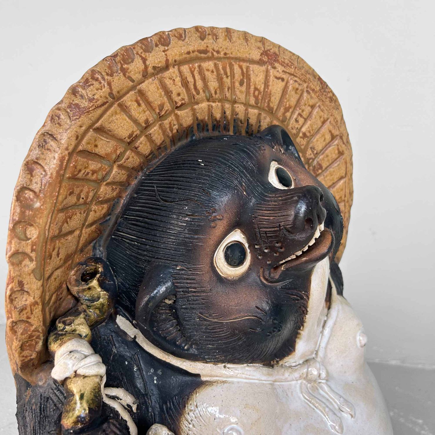 Groot Decoratief Tanuki 狸 Beeld, Shigaraki Aardewerk, Shōwa-periode, Japan.