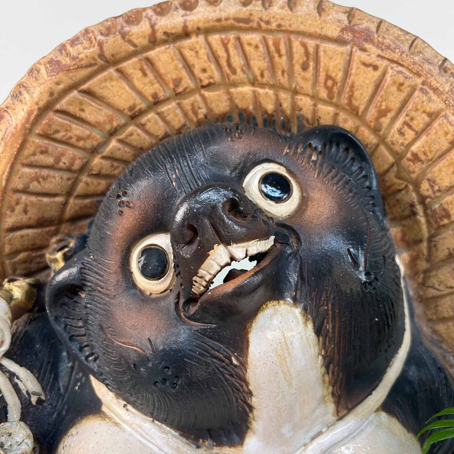 Groot Decoratief Tanuki 狸 Beeld, Shigaraki Aardewerk, Shōwa-periode, Japan.