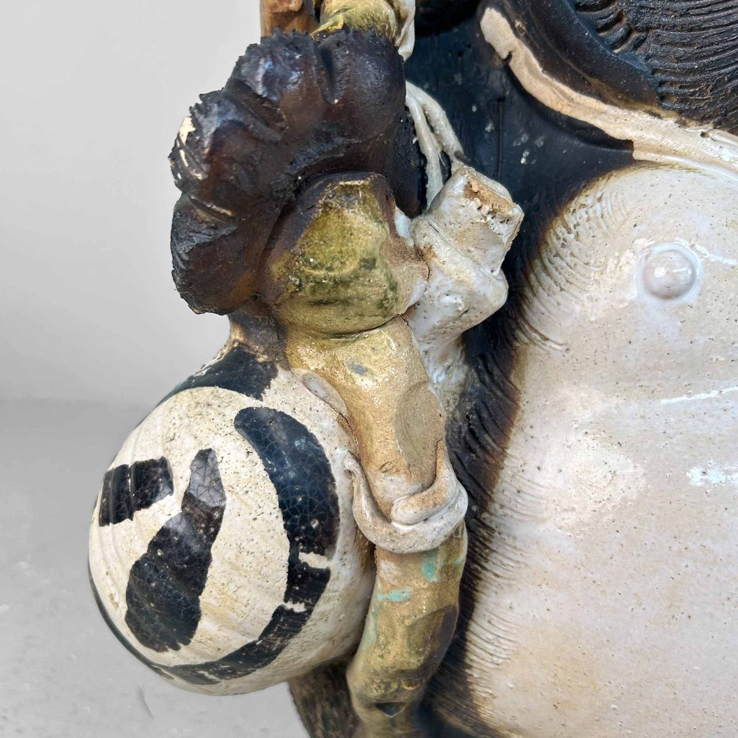 Groot Decoratief Tanuki 狸 Beeld, Shigaraki Aardewerk, Shōwa-periode, Japan.