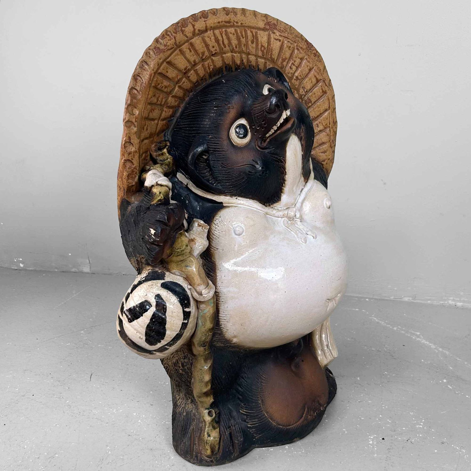 Groot Decoratief Tanuki 狸 Beeld, Shigaraki Aardewerk, Shōwa-periode, Japan.