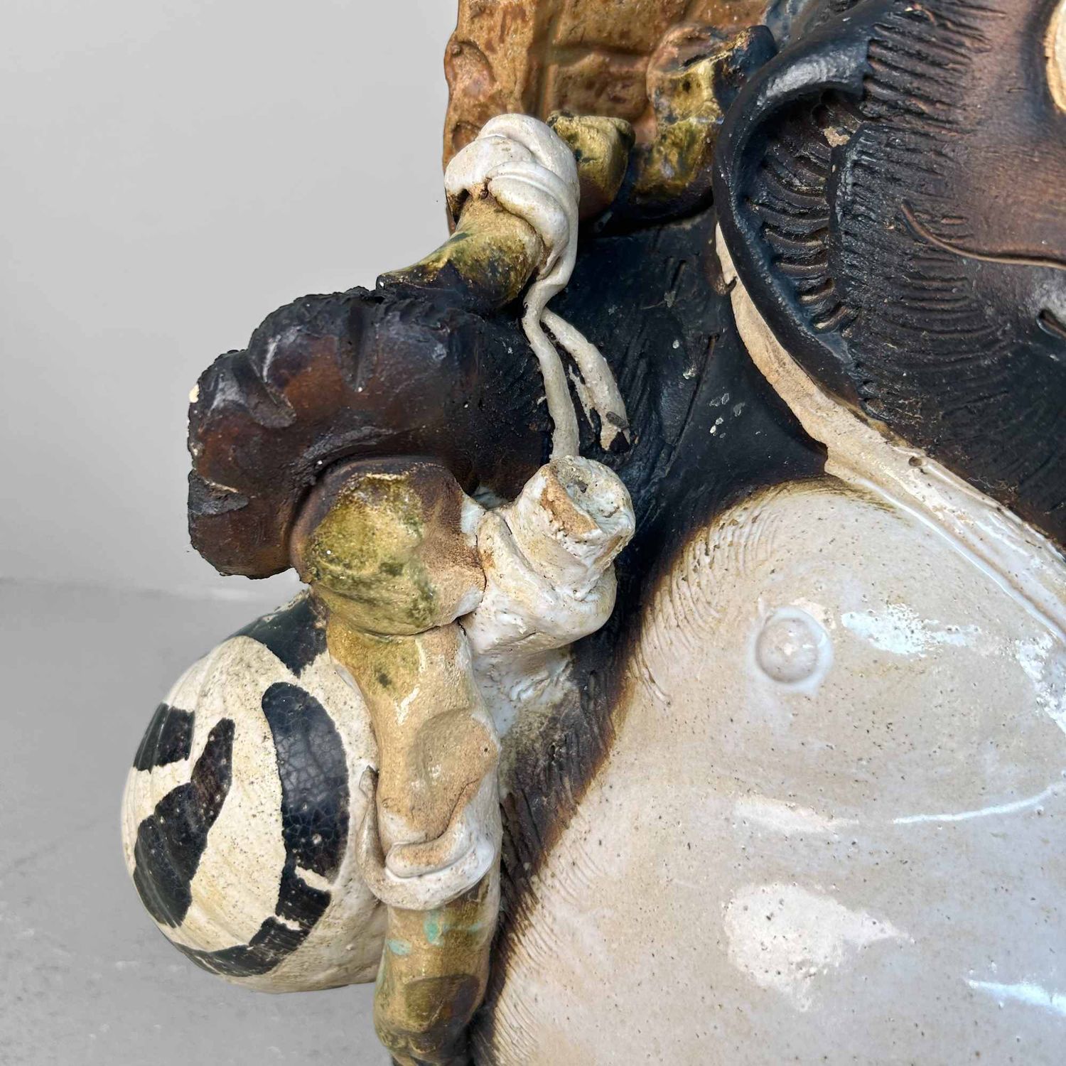 Groot Decoratief Tanuki 狸 Beeld, Shigaraki Aardewerk, Shōwa-periode, Japan.