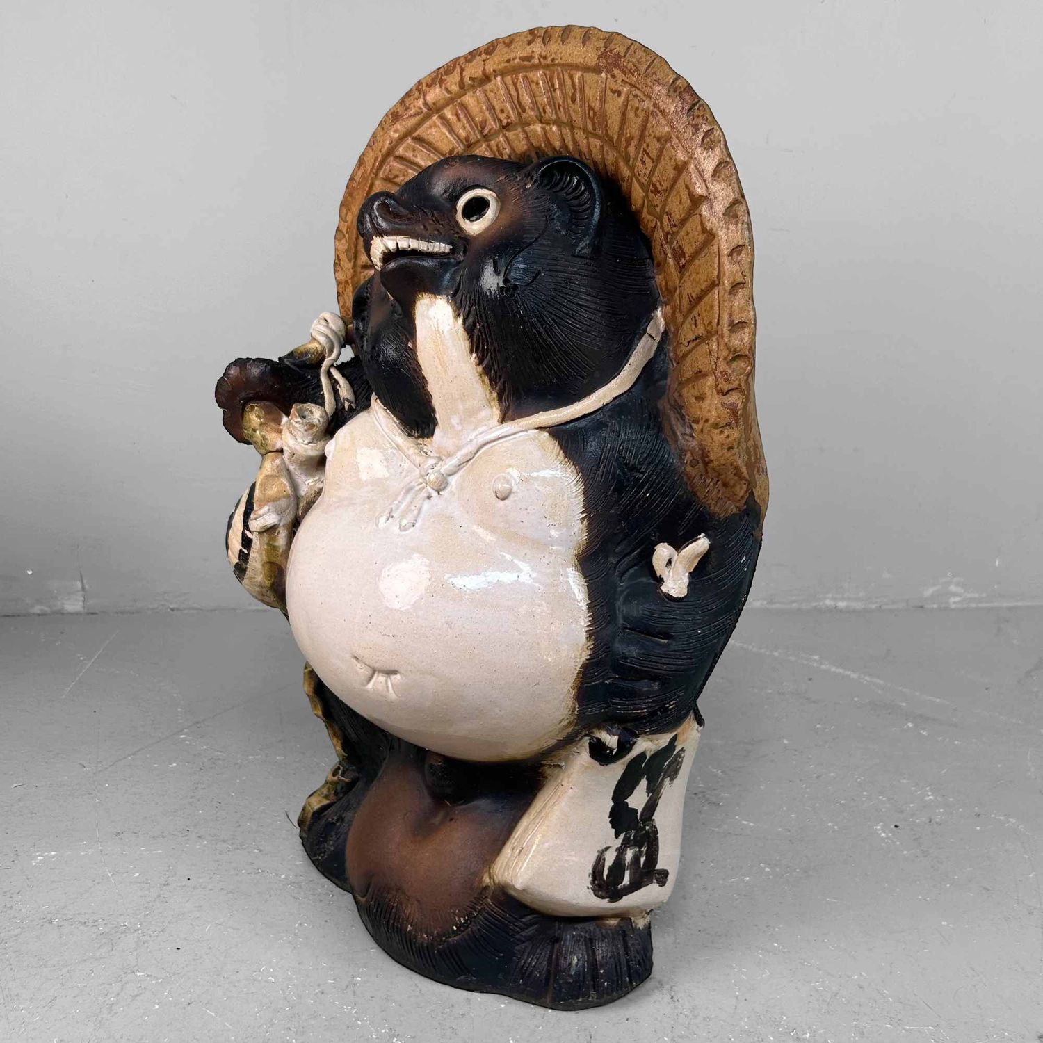 Groot Decoratief Tanuki 狸 Beeld, Shigaraki Aardewerk, Shōwa-periode, Japan.