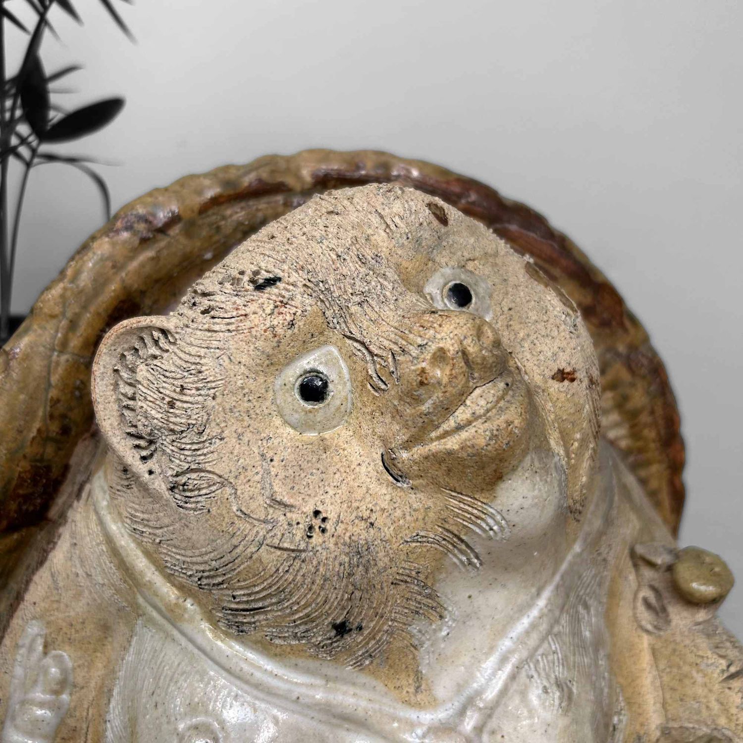 Decoratief Tanuki 狸 Beeld, Shigaraki Aardewerk, Shōwa-periode, Japan.