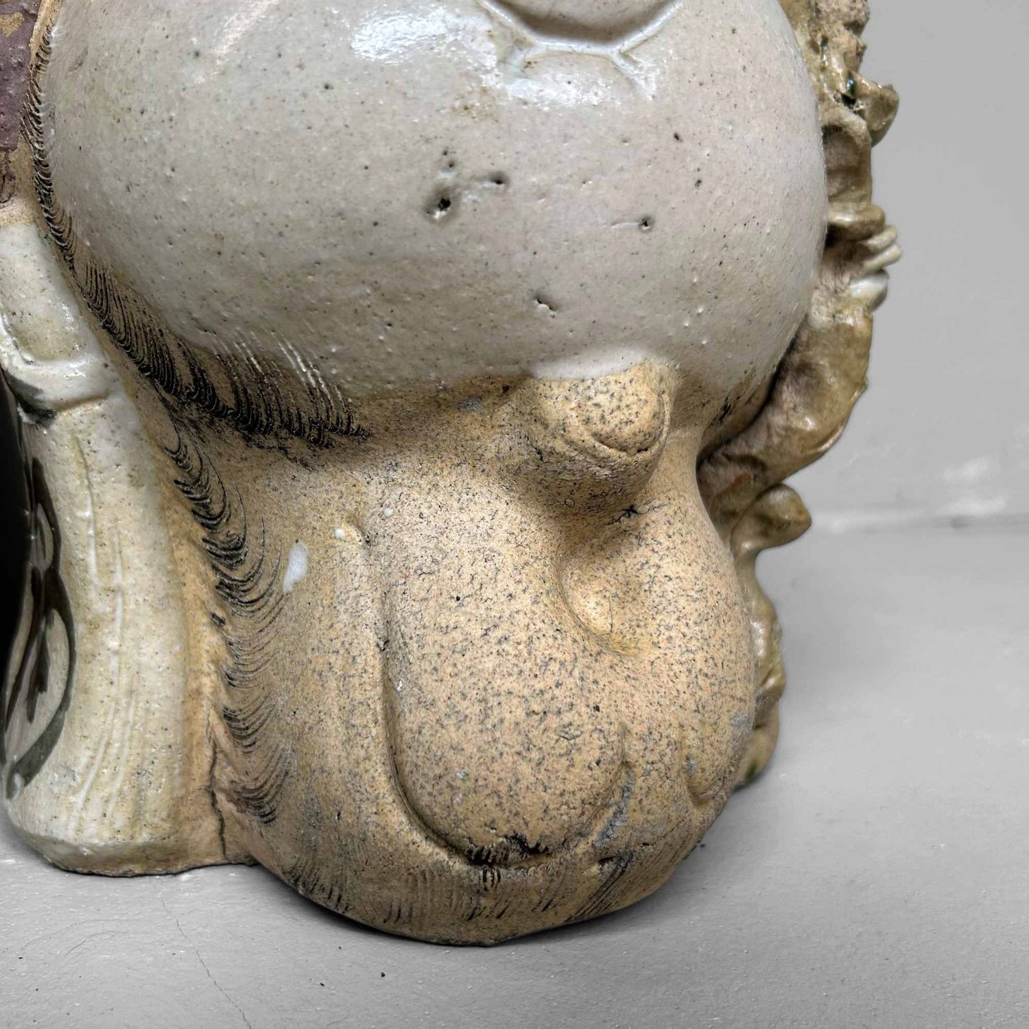 Decoratief Tanuki 狸 Beeld, Shigaraki Aardewerk, Shōwa-periode, Japan.