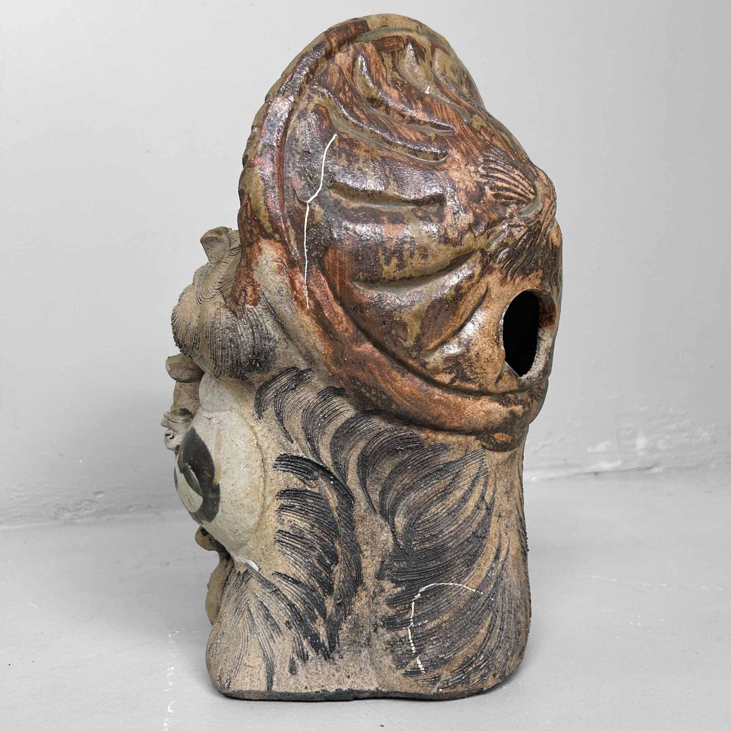 Decoratief Tanuki 狸 Beeld, Shigaraki Aardewerk, Shōwa-periode, Japan.
