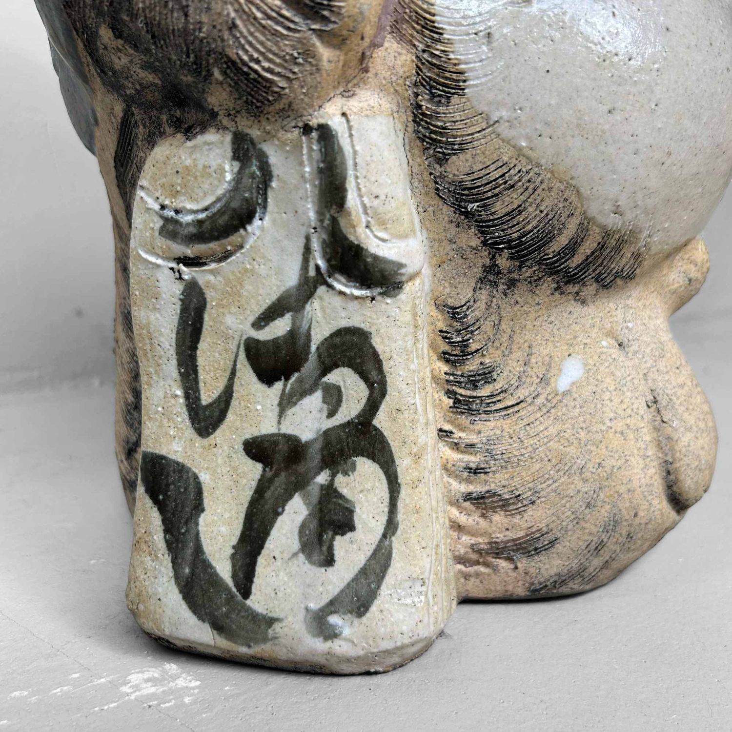 Decoratief Tanuki 狸 Beeld, Shigaraki Aardewerk, Shōwa-periode, Japan.
