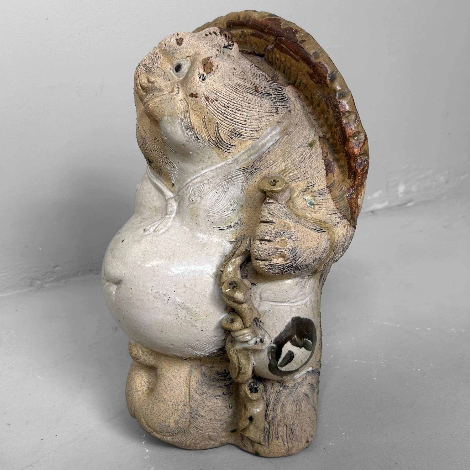 Decoratief Tanuki 狸 Beeld, Shigaraki Aardewerk, Shōwa-periode, Japan.