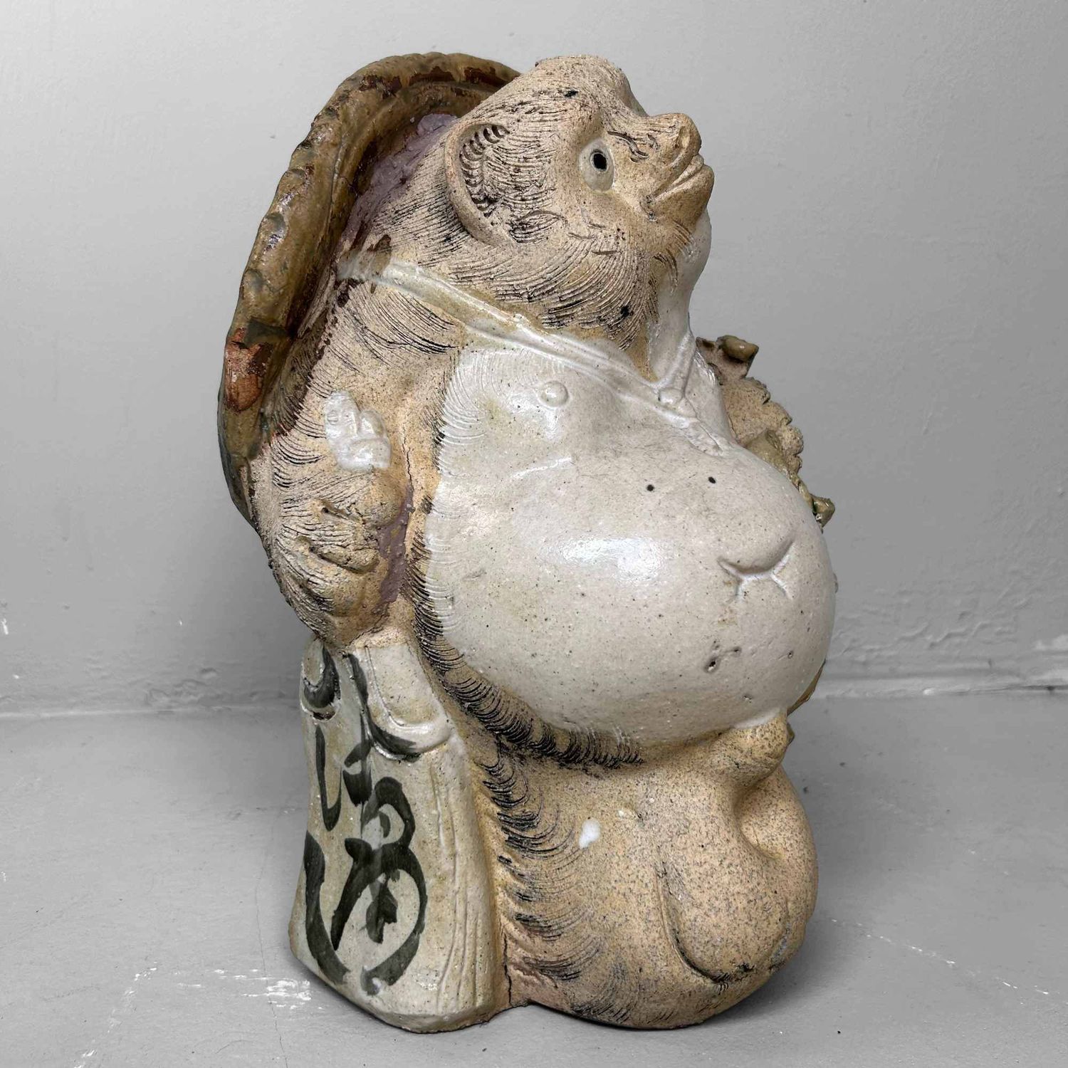 Decoratief Tanuki 狸 Beeld, Shigaraki Aardewerk, Shōwa-periode, Japan.