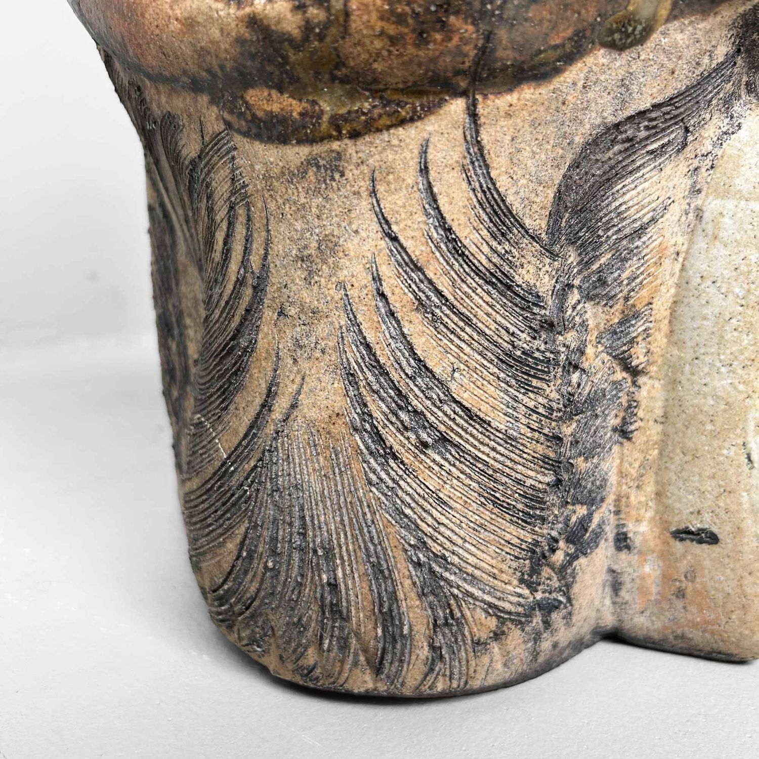 Decoratief Tanuki 狸 Beeld, Shigaraki Aardewerk, Shōwa-periode, Japan.