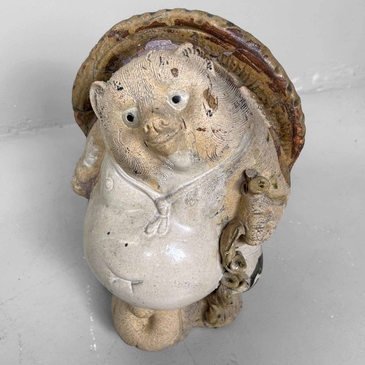 Decoratief Tanuki 狸 Beeld, Shigaraki Aardewerk, Shōwa-periode, Japan.