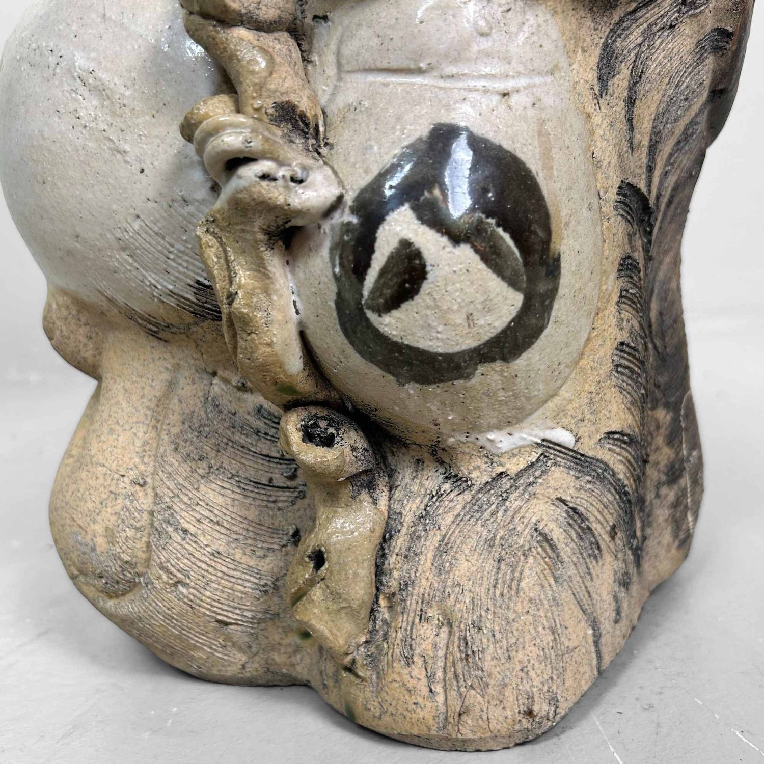 Decoratief Tanuki 狸 Beeld, Shigaraki Aardewerk, Shōwa-periode, Japan.