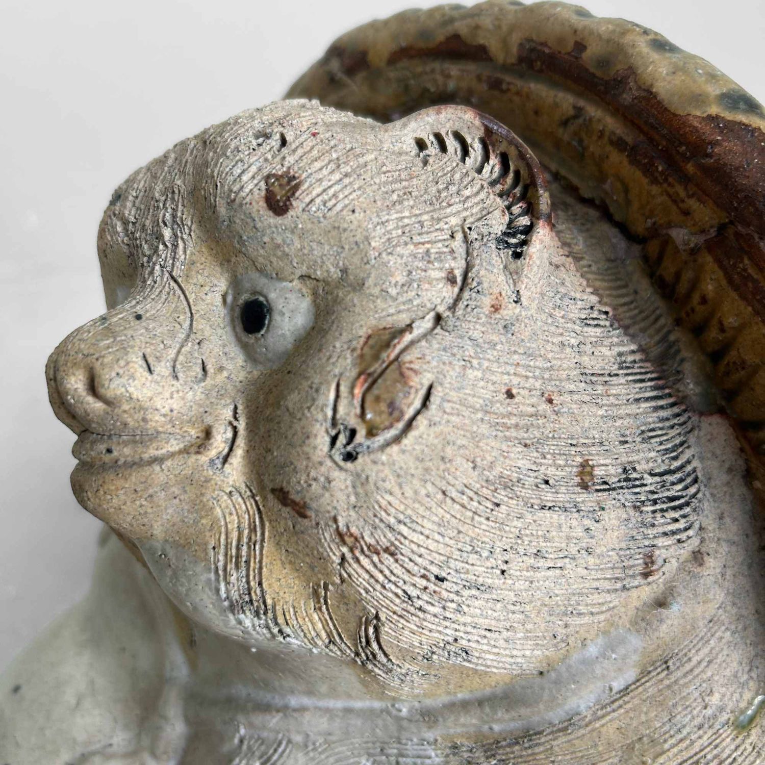 Decoratief Tanuki 狸 Beeld, Shigaraki Aardewerk, Shōwa-periode, Japan.
