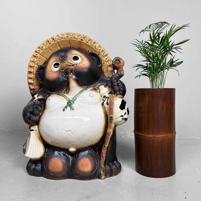 Decoratief Groot Tanuki 狸 Beeld, Shigaraki Aardewerk, Shōwa-periode, Japan.