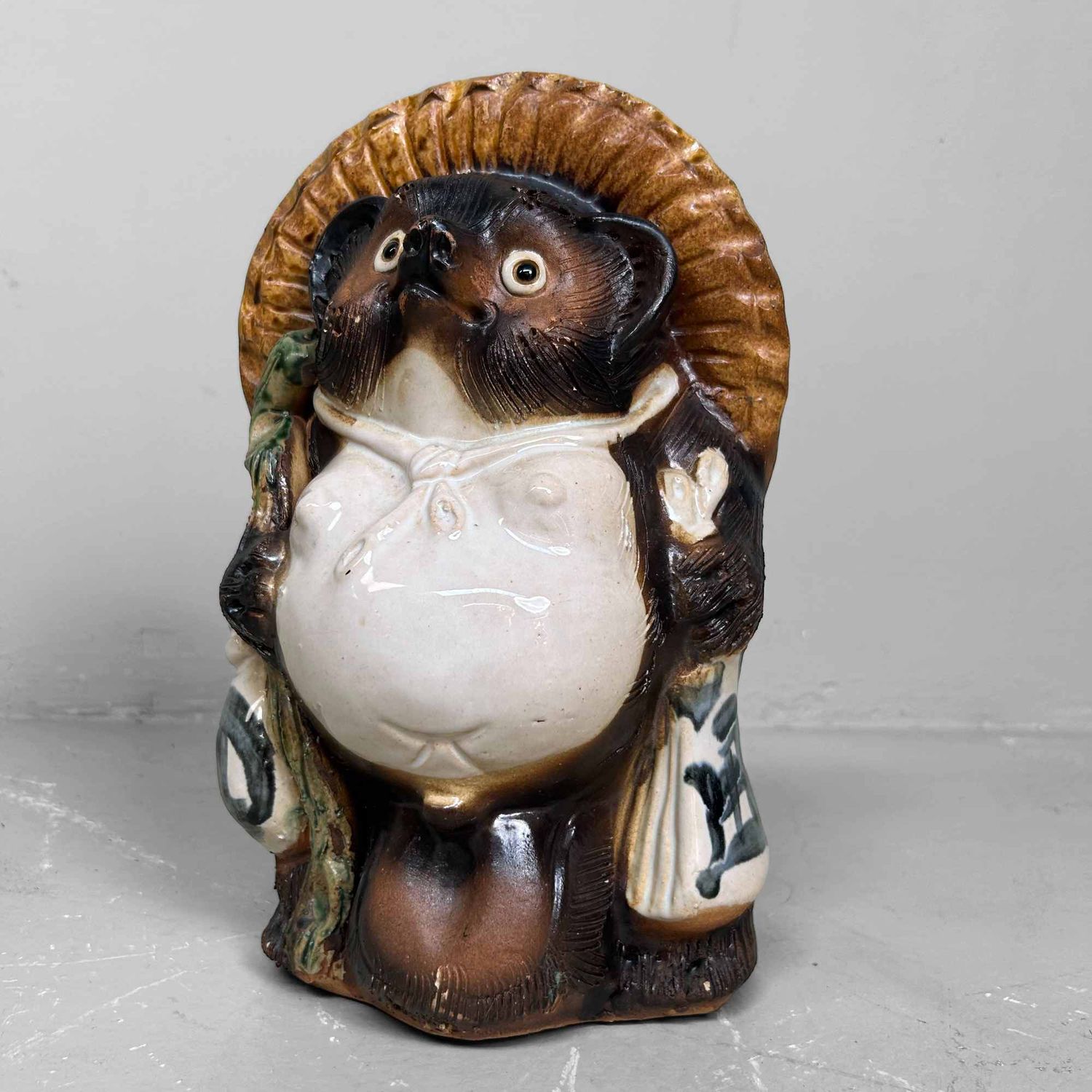 Decoratief Tanuki 狸 Beeld, Shigaraki Aardewerk, Shōwa-periode, Japan.