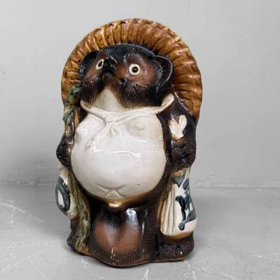 Decoratief Tanuki 狸 Beeld, Shigaraki Aardewerk, Shōwa-periode, Japan.