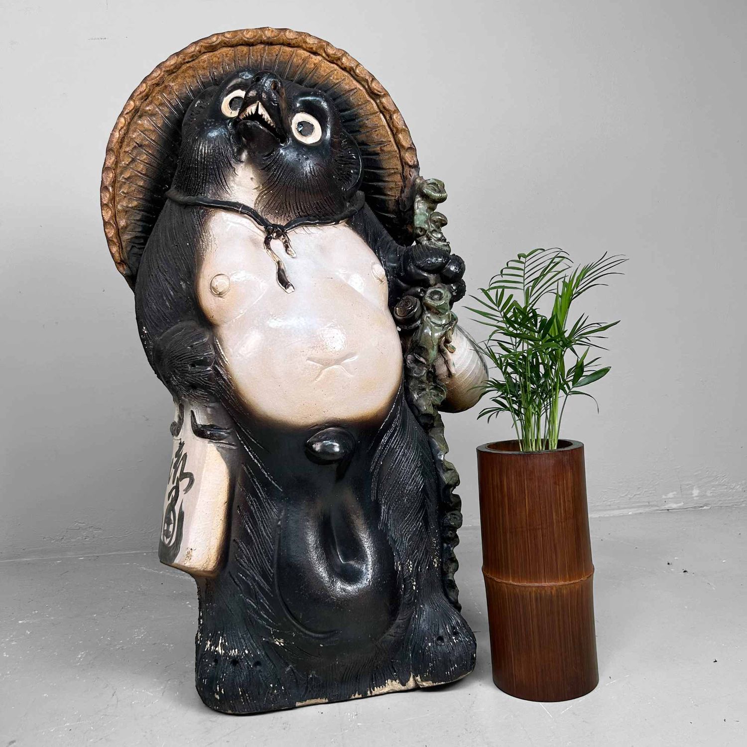 Groot Tanuki Beeld, Shigaraki Aardewerk, Shōwa-periode, Japan.