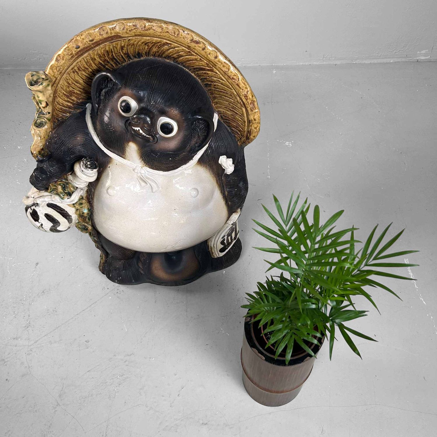 Groot Decoratief Tanuki 狸 Beeld, Shigaraki Aardewerk, Shōwa-periode, Japan.