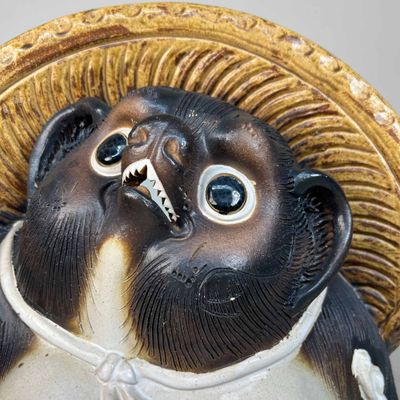 Groot Decoratief Tanuki 狸 Beeld, Shigaraki Aardewerk, Shōwa-periode, Japan.