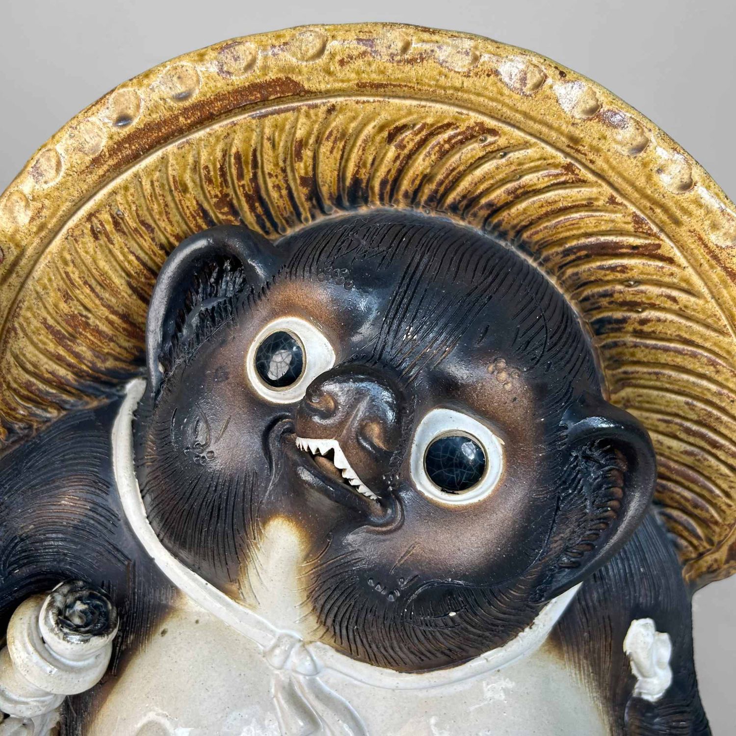 Groot Decoratief Tanuki 狸 Beeld, Shigaraki Aardewerk, Shōwa-periode, Japan.