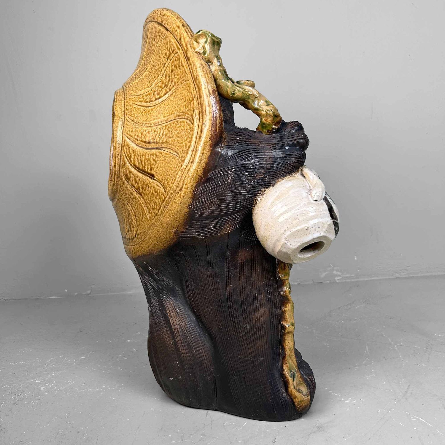 Groot Decoratief Tanuki 狸 Beeld, Shigaraki Aardewerk, Shōwa-periode, Japan.