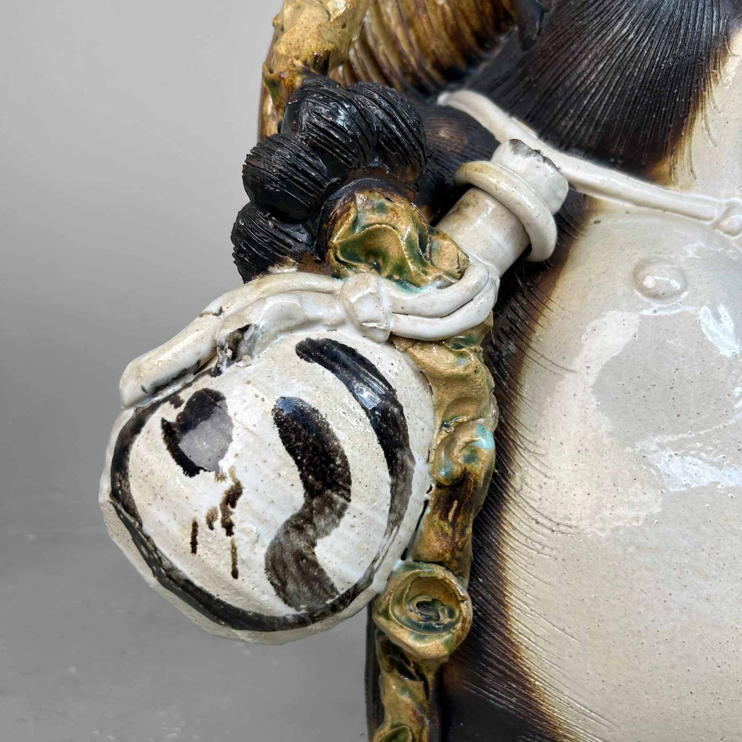 Groot Decoratief Tanuki 狸 Beeld, Shigaraki Aardewerk, Shōwa-periode, Japan.