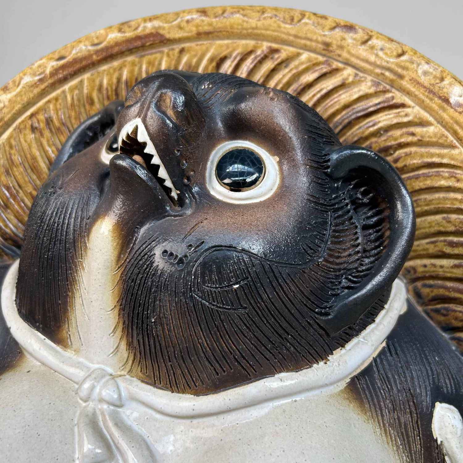 Groot Decoratief Tanuki 狸 Beeld, Shigaraki Aardewerk, Shōwa-periode, Japan.