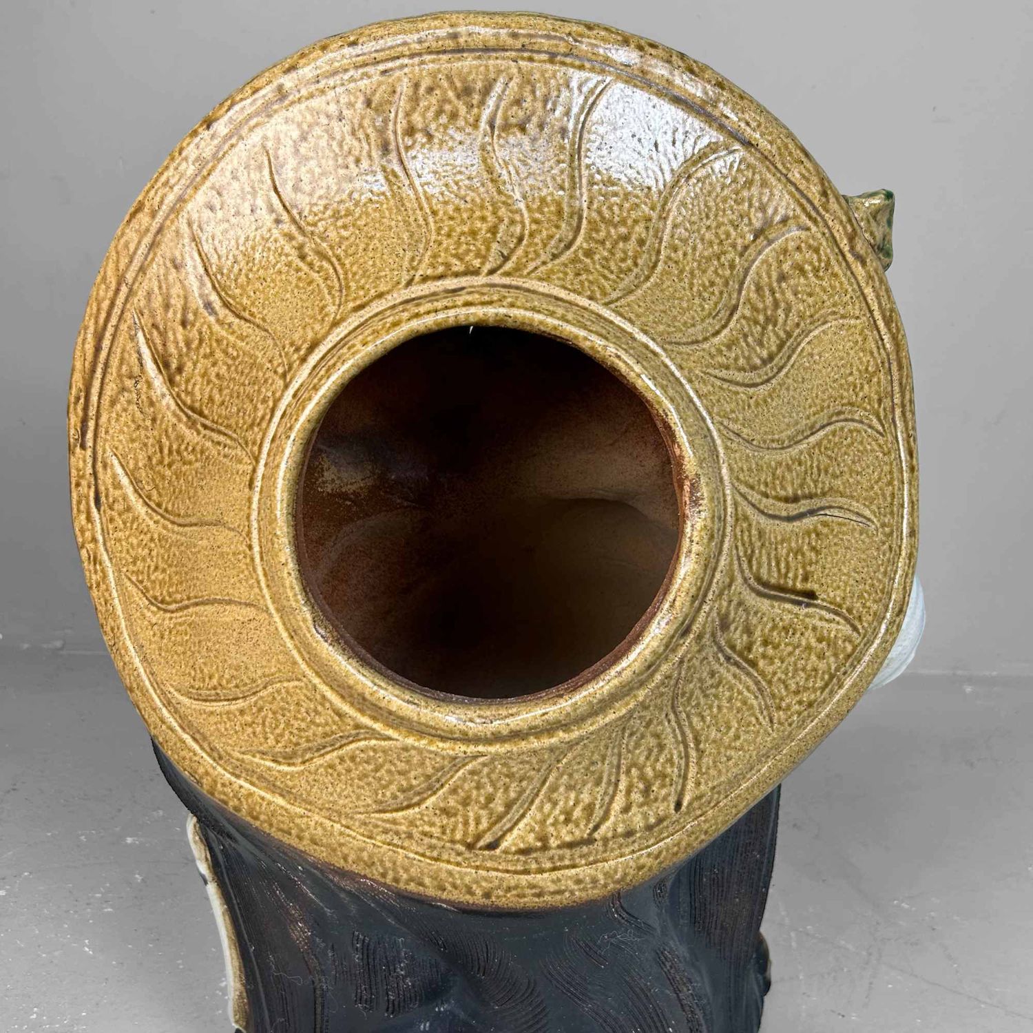 Groot Decoratief Tanuki 狸 Beeld, Shigaraki Aardewerk, Shōwa-periode, Japan.