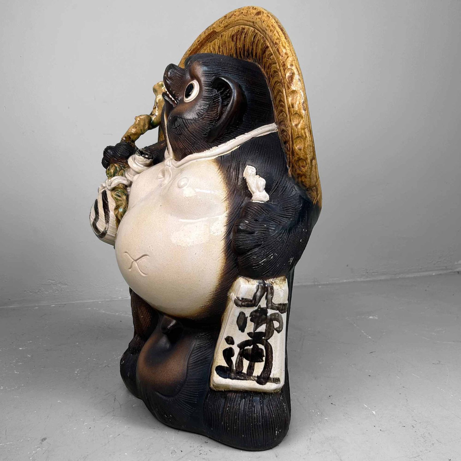 Groot Decoratief Tanuki 狸 Beeld, Shigaraki Aardewerk, Shōwa-periode, Japan.