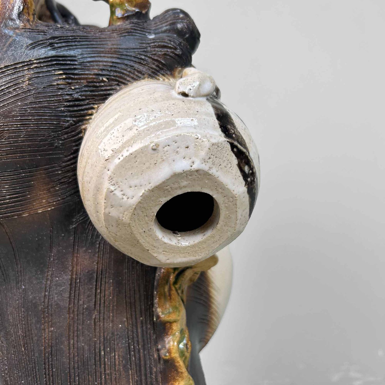 Groot Decoratief Tanuki 狸 Beeld, Shigaraki Aardewerk, Shōwa-periode, Japan.