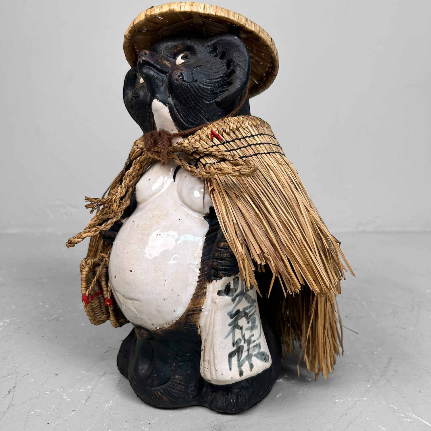 Decoratief Tanuki 狸 Beeld, Shigaraki Aardewerk, Shōwa-periode, Japan.