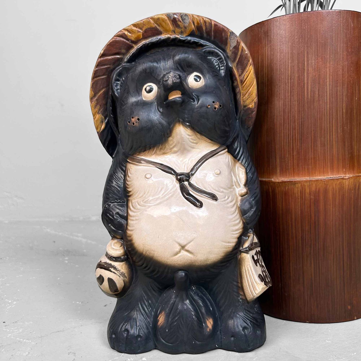 Decoratief Tanuki 狸 Beeld, Shigaraki Aardewerk, Shōwa-periode, Japan.