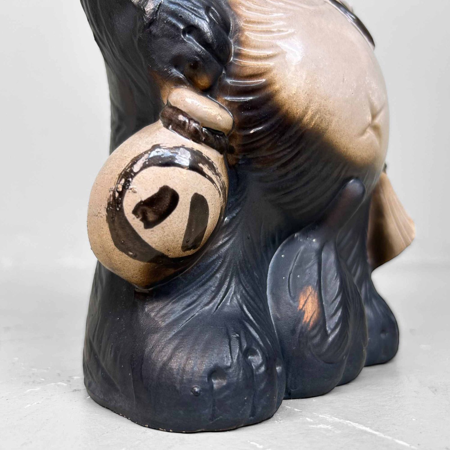 Decoratief Tanuki 狸 Beeld, Shigaraki Aardewerk, Shōwa-periode, Japan.