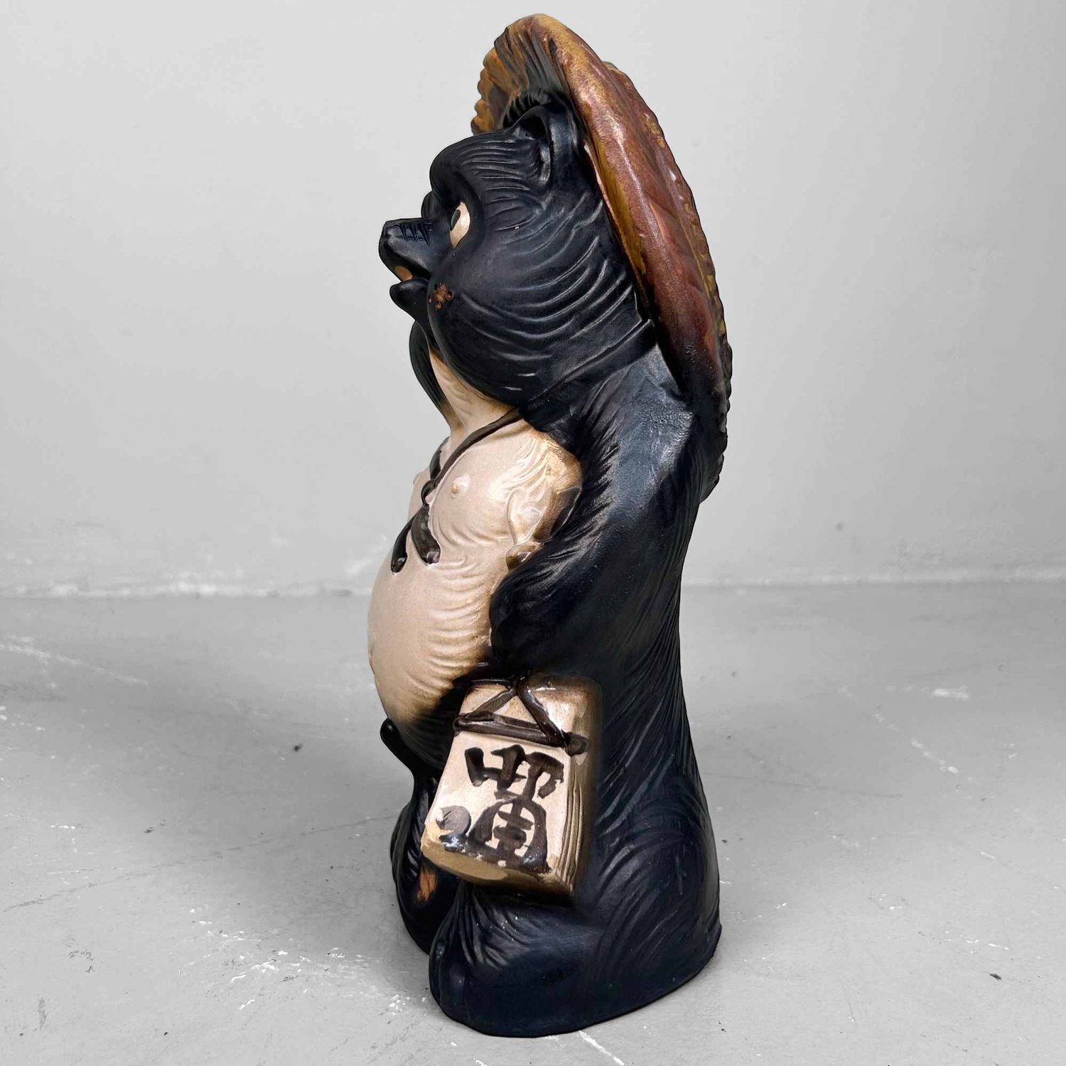 Decoratief Tanuki 狸 Beeld, Shigaraki Aardewerk, Shōwa-periode, Japan.