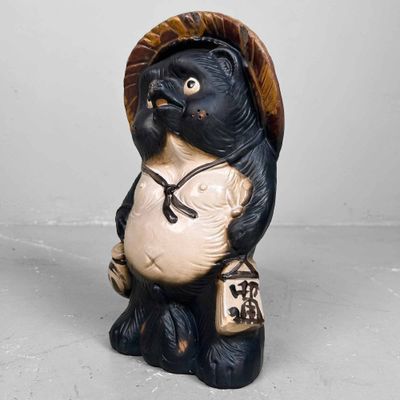 Decoratief Tanuki 狸 Beeld, Shigaraki Aardewerk, Shōwa-periode, Japan.