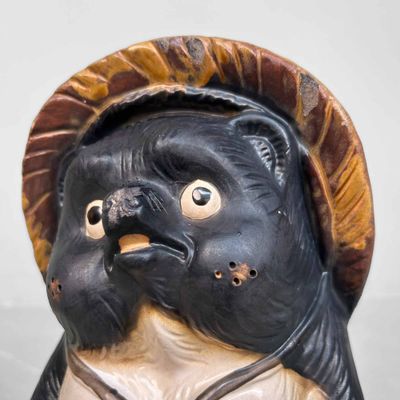 Decoratief Tanuki 狸 Beeld, Shigaraki Aardewerk, Shōwa-periode, Japan.