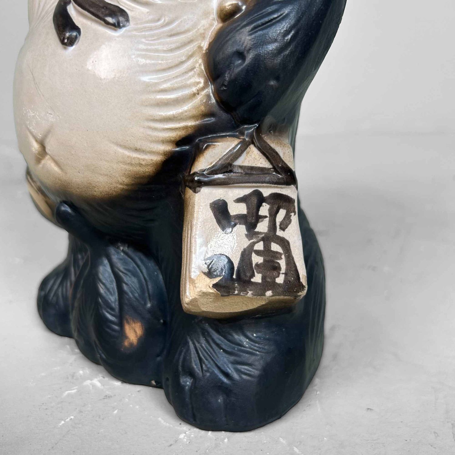 Decoratief Tanuki 狸 Beeld, Shigaraki Aardewerk, Shōwa-periode, Japan.