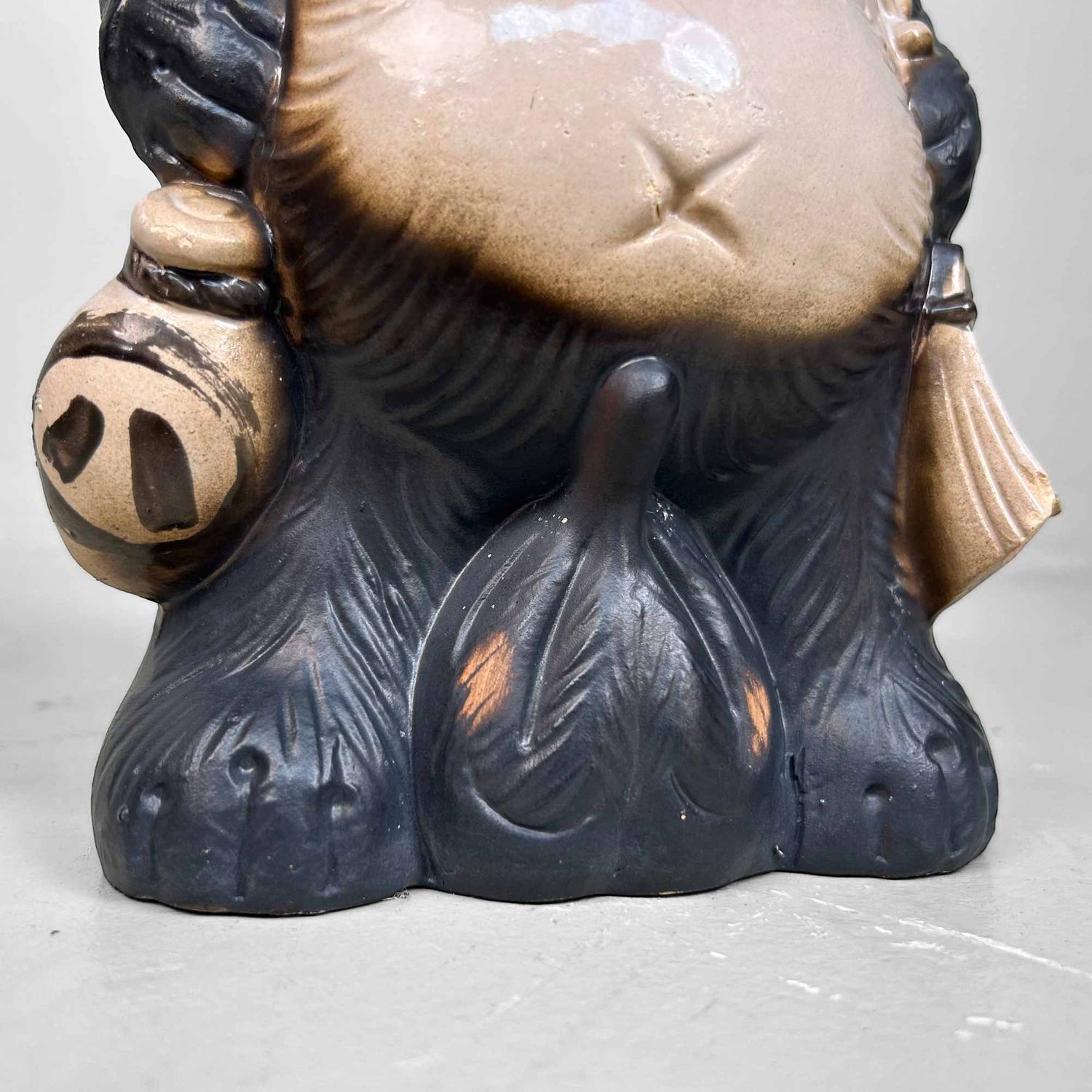 Decoratief Tanuki 狸 Beeld, Shigaraki Aardewerk, Shōwa-periode, Japan.