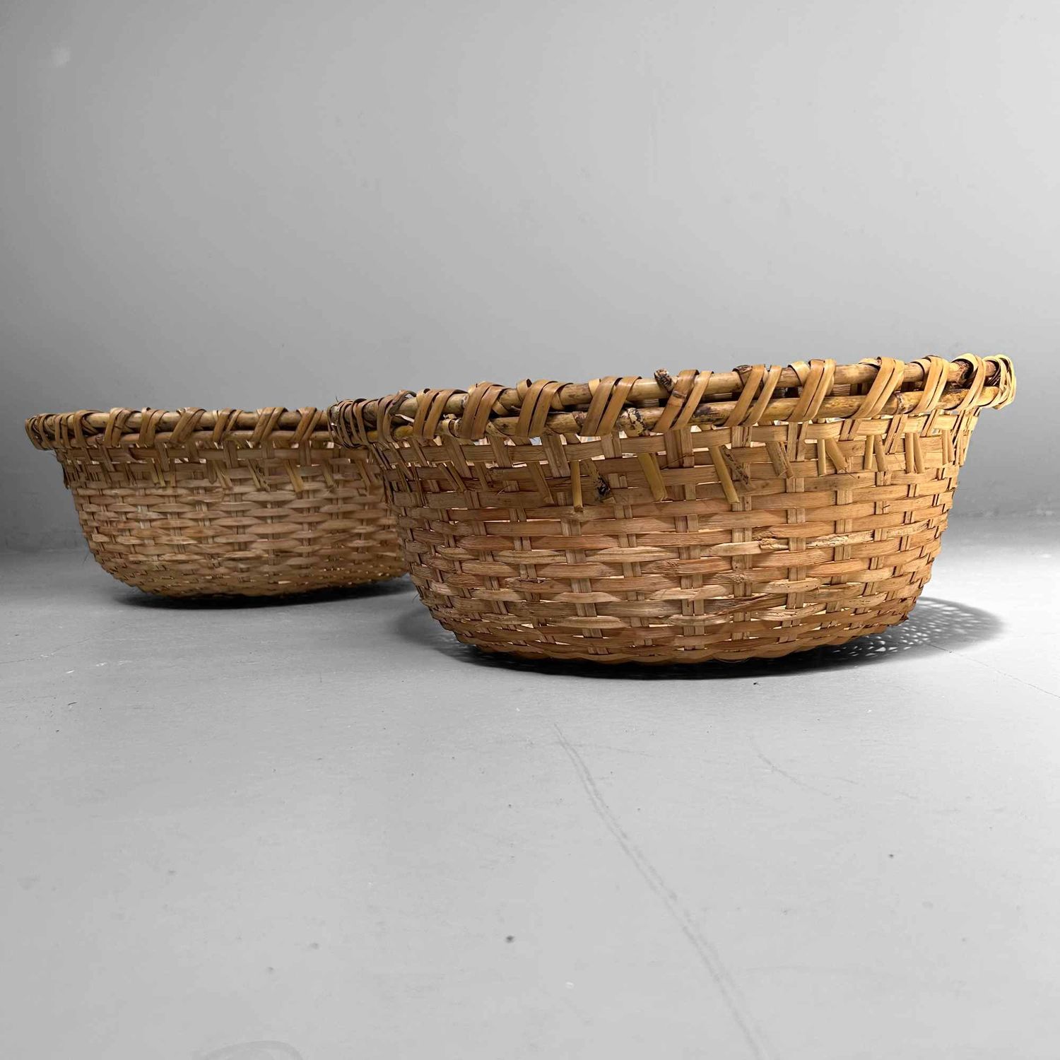 Set Hand Gevlochten Bamboe Manden, Shōwa-periode, Japan. Set Hand Gevlochten Bamboe Manden, Shōwa-periode, Japan.
