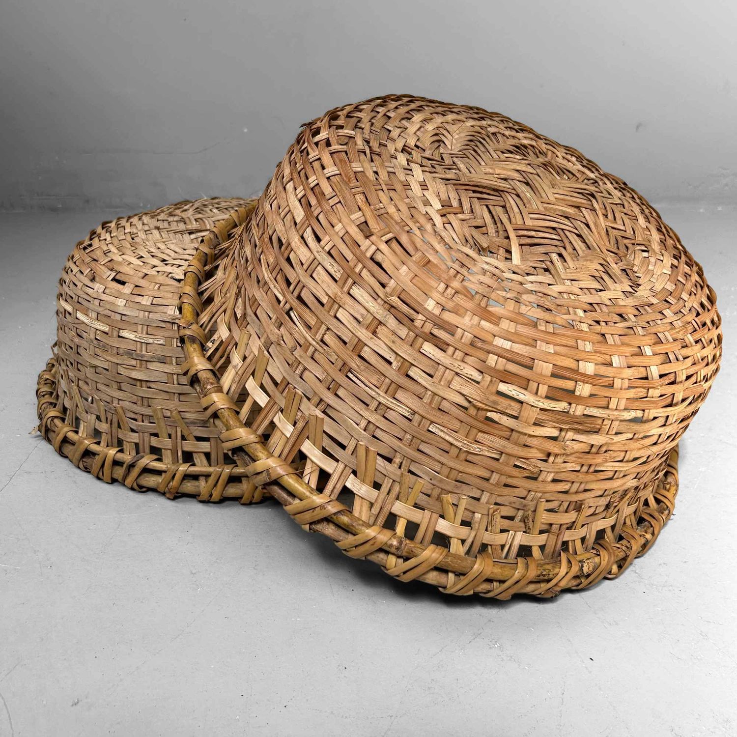 Set Hand Gevlochten Bamboe Manden, Shōwa-periode, Japan. Set Hand Gevlochten Bamboe Manden, Shōwa-periode, Japan.