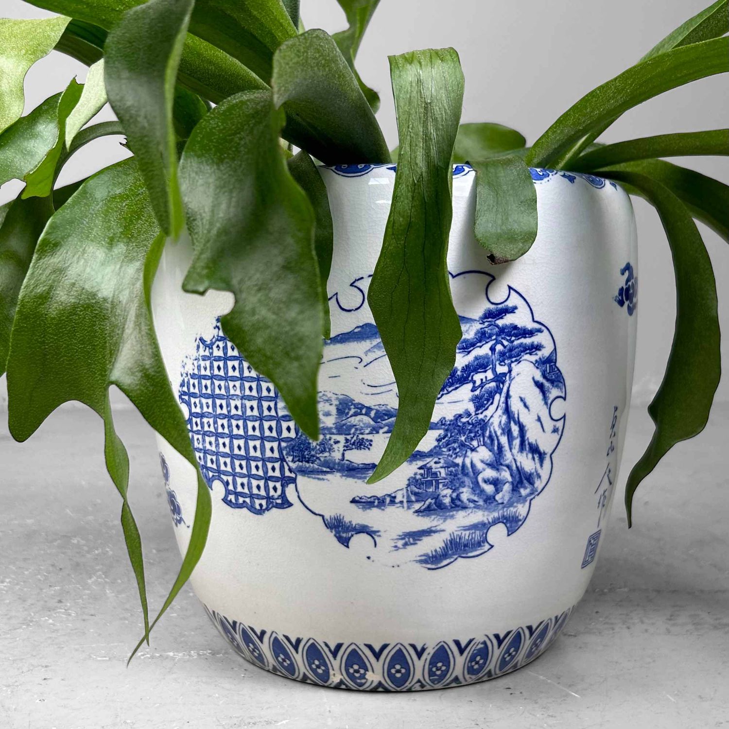 Porseleinen Hibachi, Japan, vroege Taishō-periode.