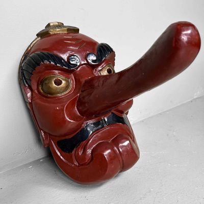 Traditioneel Houten Tengu Masker, Shōwa-periode, Japan.