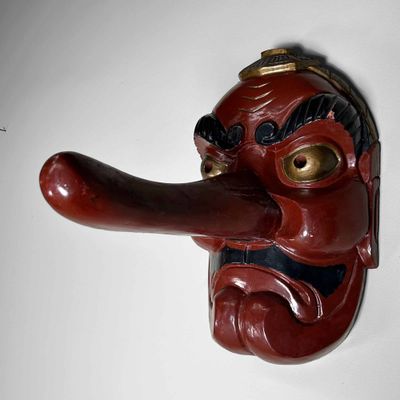 Traditioneel Houten Tengu Masker, Shōwa-periode, Japan.