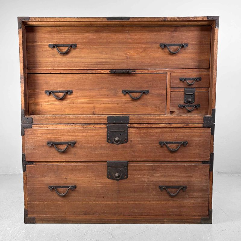 Traditional Japanese Kimono Tansu Chest of Drawers, Meiji period.